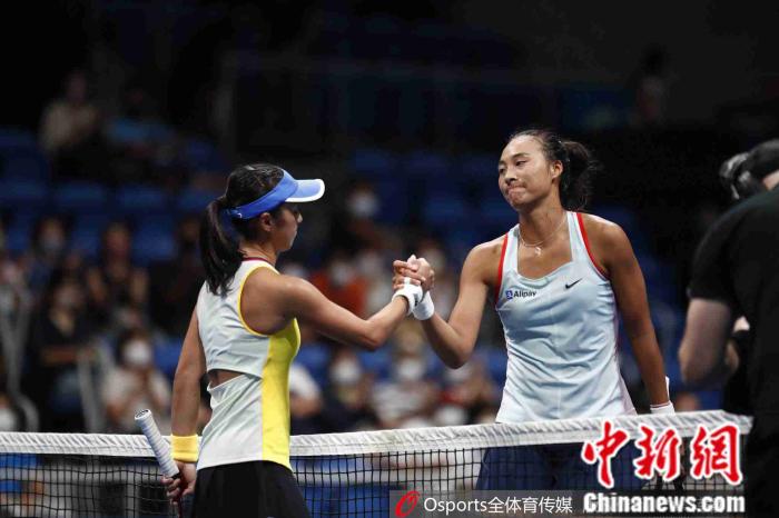 郑钦文(右)在东京站比赛中。图片来源:Osports全体育图片社 19岁郑钦文首次闯入WTA巡回赛决赛却在东京站WT