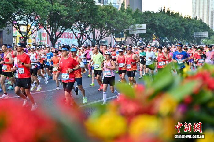 2025广州马拉松：两万六千名跑者齐聚一江两岸，