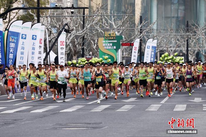 2026苏河半马开启晨光序曲：7000名跑者在河畔感受