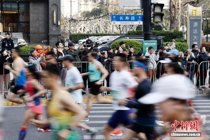 2026苏河半马开启晨光序曲：7000名跑者在河畔感受